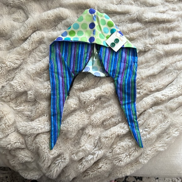 Scrub cap w/ dotted fabric and green buttons. - Picture 4 of 4